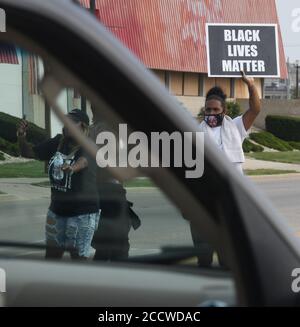 Kenosha, Wisconsin, USA. August 2020. Junge Demonstranten blockieren die Sheridan Road, eine Hauptzufahrt in die Innenstadt, einen Block vor der offiziellen Polizeisperre, am Montagabend, den 24. August 2020, zwei Stunden vor der 20:00 Uhr-Ausgangssperre, nach der Erschießung eines afroamerikanischen Mannes Jacob Blake durch einen weißen Polizisten am Vortag. Kredit: ZUMA Press, Inc./Alamy Live Nachrichten Stockfoto