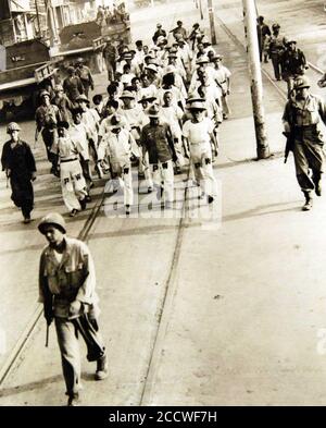 Japanische Kriegsgefangene unter der Leitung der Militärpolizei, Philippinen, 2. Weltkrieg (34430148196). Stockfoto