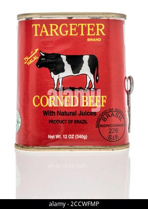 Winneconne, WI - 24. Juli 2020: Ein Paket von Halal Targeter Corned Beef auf einem isolierten Hintergrund Stockfoto