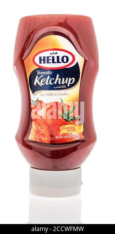 Winneconne, WI - 24 Juli 2020: Ein Paket von Hallo Tomate Ketchup auf einem isolierten Hintergrund Stockfoto