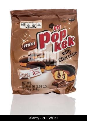 Winneconne, WI - 24 Juli 2020: Ein Paket von ETI Mini POP kek mit Schokolade auf einem isolierten Hintergrund Stockfoto