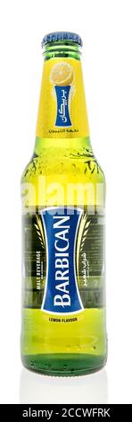 Winneconne, WI - 24. Juli 2020: Eine Flasche Barbican alkoholfreies Malzgetränk auf einem isolierten Hintergrund Stockfoto