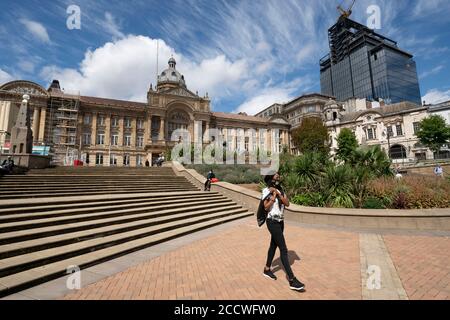 Birmingham, Großbritannien. August 2020. Ein Fußgänger trägt Gesichtsmaske Spaziergänge in der Innenstadt von Birmingham, Großbritannien, 24. August 2020. Laut lokalen Medien wurde Birmingham als "Bereich der verstärkten Unterstützung" auf die Watchlist aufgenommen, angesichts der wachsenden Besorgnis über einen Anstieg der Coronavirus-Fälle in der Stadt. Quelle: Jon Super/Xinhua/Alamy Live News Stockfoto