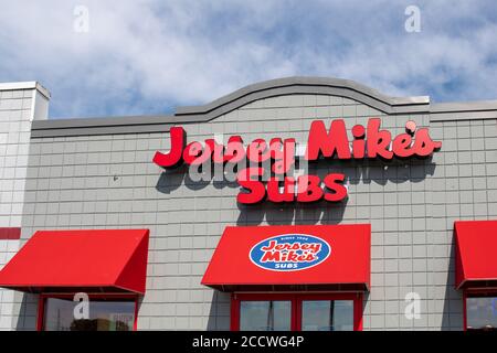 Oshkosh, WI - 25. Juli 2020: Ein Schaufensterschild von Jersey Mikes subs seit 1956 Stockfoto