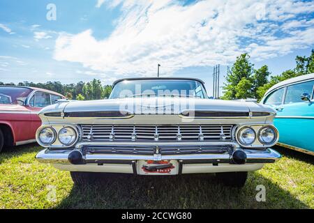 Savannah, GA / USA - 21. April 2018: 1959 Chevrolet Impala Cabrio auf einer Automobilausstellung in Savannah, Georgia. Stockfoto