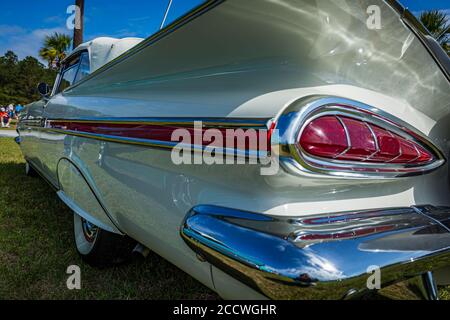 Savannah, GA / USA - 21. April 2018: 1959 Chevrolet Impala Cabrio auf einer Automobilausstellung in Savannah, Georgia. Stockfoto