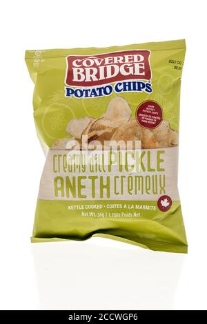 Winneconne , WI - 16 August 2020: Ein Paket von Covered Bridge Chips auf einem isolierten Hintergrund. Stockfoto