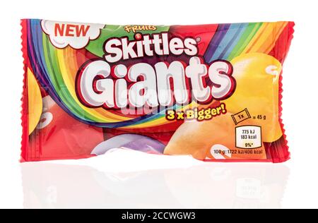 Winneconne , WI - 16 August 2020: Ein Paket von Skittles Riesen Süßigkeiten auf einem isolierten Hintergrund. Stockfoto