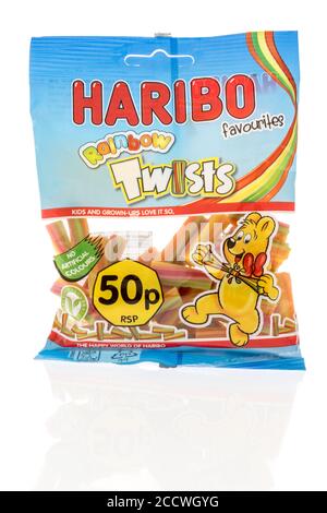 Winneconne , WI - 16 August 2020: Ein Paket von Haribo Regenbogen dreht Süßigkeiten auf einem isolierten Hintergrund. Stockfoto