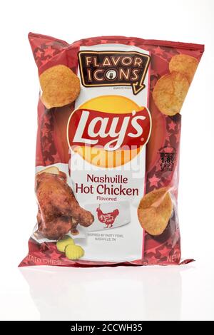 Winneconne , WI - 20 August 2020: Ein Paket von Flavour Icons legt Nashville Hot Chicken Party Geflügel Chips auf einem isolierten Hintergrund. Stockfoto