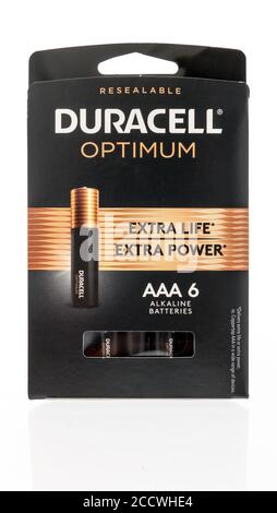 Winneconne , WI - 16 August 2020: Ein Paket von Duracell Optmum Batterien auf einem isolierten Hintergrund. Stockfoto