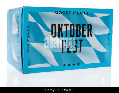 Winneconne , WI - 23 August 2020: Ein Sechserpack Goose Island oktober Fest Bier auf einem isolierten Hintergrund. Stockfoto