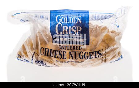 Winneconne , WI - 23 August 2020: Ein Paket von Golden Crisp Teig Käse Nuggets auf einem isolierten Hintergrund. Stockfoto