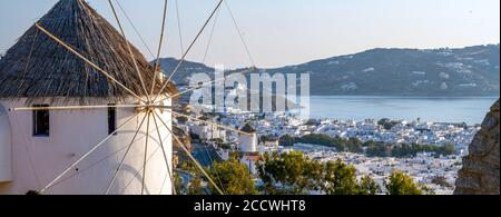 Mit Blick auf die Stadt Mykonos von der Bergspitze der 180º Sunset Bar und der Burg Panigirakis - perfektes Reiseziel für einen Besuch auf Mykonos, Kykladen, Griechenland, EU. Stockfoto