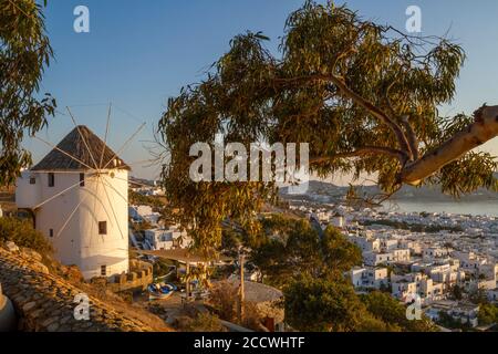 Mit Blick auf die Stadt Mykonos von der Bergspitze der 180º Sunset Bar und der Burg Panigirakis - perfektes Reiseziel für einen Besuch auf Mykonos, Kykladen, Griechenland, EU. Stockfoto