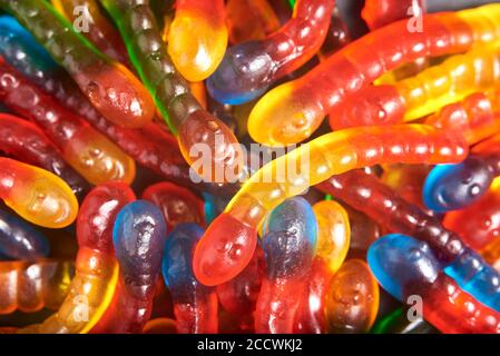 Bunte und helle verschiedene Gummiwürmer füllen den Rahmen, Nahaufnahme Stockfoto