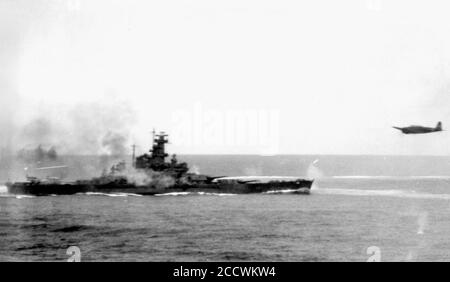 Die japanische Nakajima B5N2 fliegt in der Nähe der USS South Dakota (BB-57) Die Schlacht auf den Santa Cruz Inseln am 26. Oktober 1942 Stockfoto