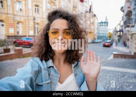 Glückliche hispanische junge Frau Aufnahme vlog von Handy im Freien. Stockfoto