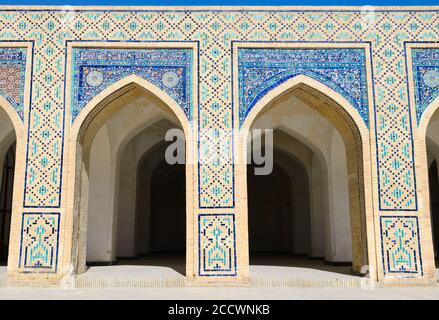 Iwans-Paar mit Keramikfliesen und Majolika-Fliesen in der Kalyan-Moschee in Buchara, Usbekistan. Zwei Bögen in der Kalan Kalon Moschee. Stockfoto