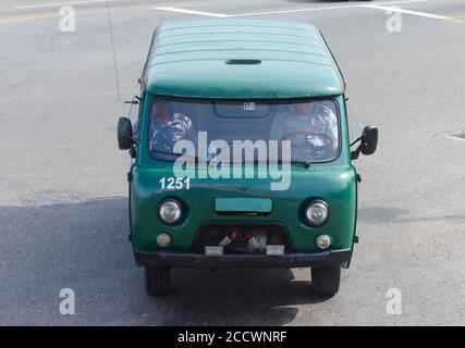 Sowjetischer Van UAZ 452 von kubanischen Patrouille in Havanna, Kuba verwendet. Zwei Polizisten der 'Fuerza Especializada' in einem Auto La Habana. Sowjetisches Fahrzeug in Kuba. Stockfoto