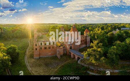 Szymbark in Masuren-Ruinen der gotischen Burg des pomesanischen Kapitels. Stockfoto