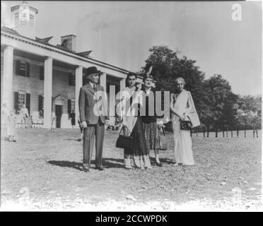 Jawaharlal Nehru, 1889-1964, full-length Portrait, stehend, mit Tochter, Frances Bolton, und Mme. Pandit Stockfoto