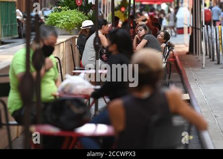 New York City, USA. August 2020. Gäste, die auf Bestellung warten und auf ihre Bestellungen warten, sahen sich im Chelsea Market Outdoor Dining Bereich an der 15th Street, New York, NY, 24. August 2020 an. Das Kollektiv, aus dem der Chelsea Market, sowohl Lebensmittelhändler als auch Einzelhändler, besteht, hat am 17. August als Reaktion auf die Beschränkungen des Innenrestaurants der Stadt aufgrund der COVID1-9-Pandemie einen fast blocklangen Essbereich für Einkäufer an der 15th und 16th Street zwischen 9th und 10th Avenue eingerichtet. (Anthony Behar/Sipa USA) Quelle: SIPA USA/Alamy Live News Stockfoto