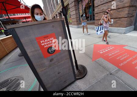 New York City, USA. August 2020. Straßenmarkierung, die auf den Chelsea Market-Sitzbereich im Freien entlang der 15th Street, New York, NY, zeigt, 24. August 2020. Das Kollektiv, aus dem der Chelsea Market, sowohl Lebensmittelhändler als auch Einzelhändler, besteht, hat am 17. August als Reaktion auf die Beschränkungen des Innenrestaurants der Stadt aufgrund der COVID1-9-Pandemie einen fast blocklangen Essbereich für Einkäufer an der 15th und 16th Street zwischen 9th und 10th Avenue eingerichtet. (Anthony Behar/Sipa USA) Quelle: SIPA USA/Alamy Live News Stockfoto