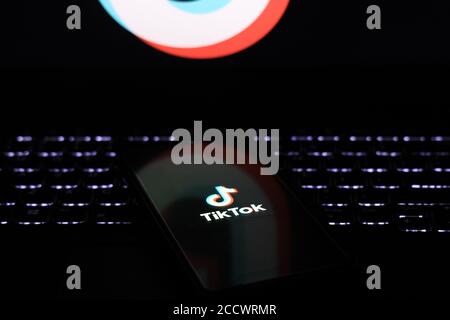 Bhairahawa, Nepal - August 25 2020: Telefon mit tiktok-Logo auf dem Bildschirm auf der Tastatur des Laptops im Dunkeln platziert. Stockfoto