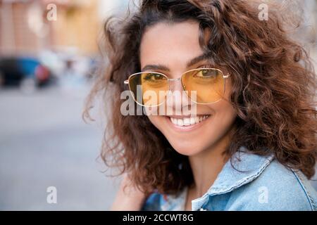 Porträt einer glücklichen jungen multiethnischen Frau. Stockfoto