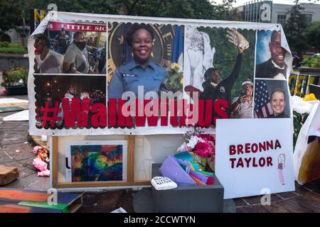 Louisville, Usa. August 2020. LOUISVILLE, KY- AUGUST 24: Eine allgemeine Ansicht des Breonna Taylor Memorial im Jefferson Square Park während des dritten Tages der BreonnaCon 24. August 2020 in Louisville, Kentucky nach dem Tod von Breonna Taylor. (Foto von Chris Tuite/ImageSPACE) Credit: Imagespace/Alamy Live News Stockfoto