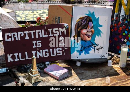 Louisville, Usa. August 2020. LOUISVILLE, KY- AUGUST 24: Eine allgemeine Ansicht des Breonna Taylor Memorial im Jefferson Square Park während des dritten Tages der BreonnaCon 24. August 2020 in Louisville, Kentucky nach dem Tod von Breonna Taylor. (Foto von Chris Tuite/ImageSPACE) Credit: Imagespace/Alamy Live News Stockfoto