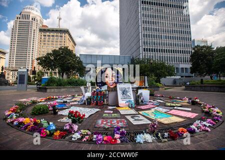 Louisville, Usa. August 2020. LOUISVILLE, KY- AUGUST 24: Eine allgemeine Ansicht des Breonna Taylor Memorial im Jefferson Square Park während des dritten Tages der BreonnaCon 24. August 2020 in Louisville, Kentucky nach dem Tod von Breonna Taylor. (Foto von Chris Tuite/ImageSPACE) Credit: Imagespace/Alamy Live News Stockfoto