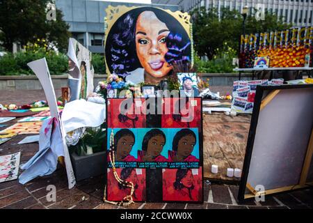 Louisville, Usa. August 2020. LOUISVILLE, KY- AUGUST 24: Eine allgemeine Ansicht des Breonna Taylor Memorial im Jefferson Square Park während des dritten Tages der BreonnaCon 24. August 2020 in Louisville, Kentucky nach dem Tod von Breonna Taylor. (Foto von Chris Tuite/ImageSPACE) Credit: Imagespace/Alamy Live News Stockfoto