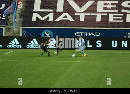 Harrison, NJ - 24. August 2020: Jesus Medina (19) von NYCFC kontrolliert den Ball während des regulären MLS-Saisonspiels gegen Columbus Crew SC in der Red Bull Arena Stockfoto