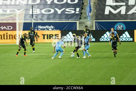 Harrison, NJ - 24. August 2020: Gyasi Zardes (11) von Columbus Crew SC kontrolliert den Ball während des regulären MLS-Saisonspiels gegen NYCFC in der Red Bull Arena Stockfoto