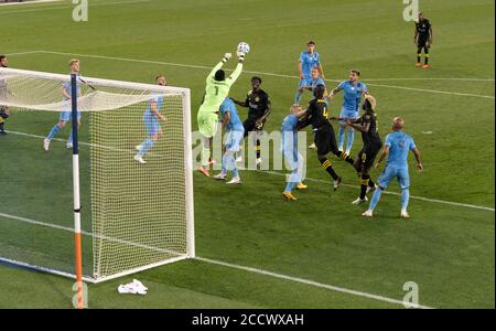 Harrison, NJ - 24. August 2020: Torhüter Sean Johnson (1) von NYCFC rettet während des regulären MLS-Saisonspiels gegen Columbus Crew SC in der Red Bull Arena Stockfoto