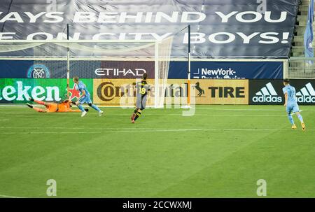 Harrison, Usa. August 2020. Alexander Ring (8) von NYCFC erzielt Tor während der regulären Saison MLS Spiel gegen Columbus Crew SC in der Red Bull Arena in Harrison, NJ am 24. August 2020. Das Spiel wurde ohne Fans wegen der COVID-19 Pandemievorsorge gespielt. NYCFC gewann 1:0. (Foto von Lev Radin/Sipa USA) Quelle: SIPA USA/Alamy Live News Stockfoto