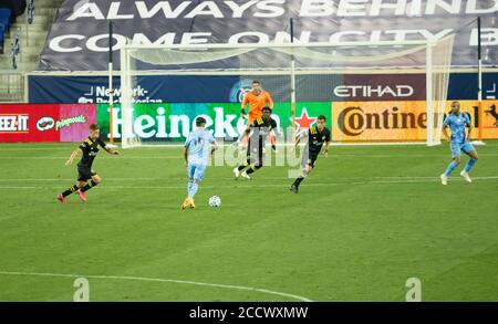 Harrison, Usa. August 2020. Jesus Medina (19) von NYCFC kontrolliert den Ball während der regulären Saison gegen Columbus Crew SC in der Red Bull Arena in Harrison, NJ am 24. August 2020. Das Spiel wurde ohne Fans wegen der COVID-19 Pandemievorsorge gespielt. NYCFC gewann 1:0. (Foto von Lev Radin/Sipa USA) Quelle: SIPA USA/Alamy Live News Stockfoto