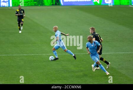 Harrison, Usa. August 2020. Alexandru Mitrita (28) von NYCFC kontrolliert den Ball während der regulären Saison gegen Columbus Crew SC in der Red Bull Arena in Harrison, NJ am 24. August 2020. Das Spiel wurde ohne Fans wegen der COVID-19 Pandemievorsorge gespielt. NYCFC gewann 1:0. (Foto von Lev Radin/Sipa USA) Quelle: SIPA USA/Alamy Live News Stockfoto