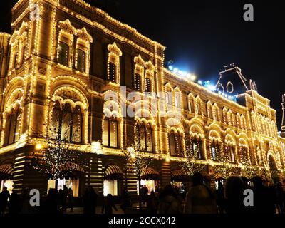 Stadtlichter Bokeh, helle Weihnachten Straßenbeleuchtung an der Fassade der Gebäude. Die Stadt ist für den Weihnachtsfeiertag dekoriert. Neu Stockfoto