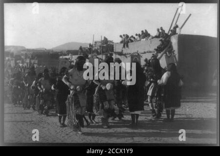 Jemez Pueblo Indianer in einem zeremoniellen Tanz, möglicherweise 12. Nov. Festtag, New Mexico) - Simeon Schwemberger, St. Michaels, Arizona Stockfoto