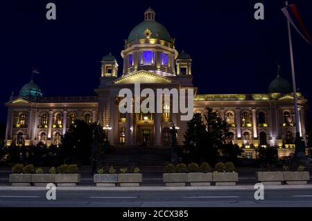 Serbische Parlament in Belgrad bei Nacht Stockfoto