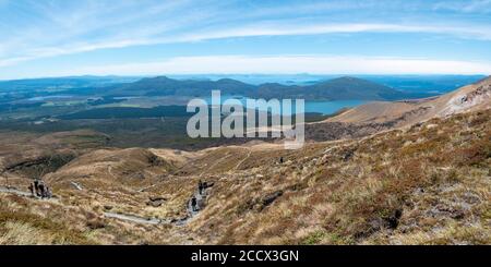 Wandern auf dem Tongariro Alpine Crossing/Tongariro Northern Circuit, Lake Rotoaira im Hintergrund, Tongariro National Park/Neuseeland Stockfoto