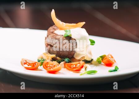 Kalbsmedaillons mit Spinat in einem Restaurant Stockfoto