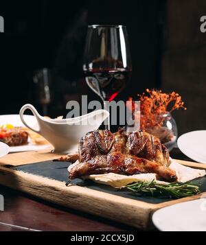 Gegrilltes Rebhuhn, Seebarsch, Tartaros. Verschiedene Gerichte auf den Tisch im Restaurant. Stockfoto