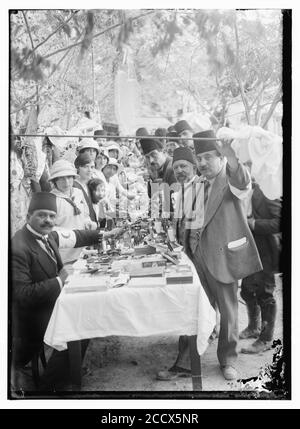 Der jüdische Gemeindeleiter Albert Antebi (1873-1919) stand (vorne rechts) auf einem Basar, der während des Ersten Weltkriegs in Jerusalem zur Unterstützung der Rothalbmondgesellschaft in Notre Dame de France stattfand Stockfoto