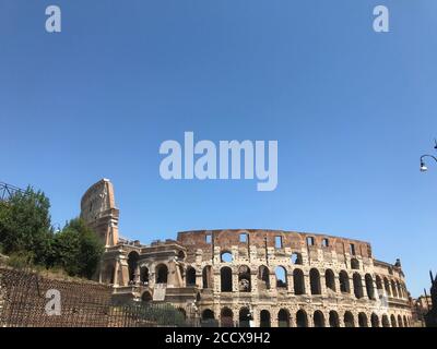 Wunderschöner Blick auf das historische Kolosseum, das Amphitheater Palatin und das Forum Romanum mit blauem Himmel Rom, Italien. UNESCO-Weltkulturerbe in Rom . Stockfoto