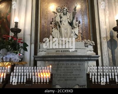 Ave Regina Pacis Statue in der Basilica di Santa Maria Maggiore. Stockfoto