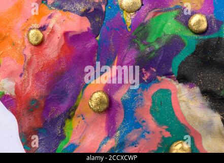 Bunte dekorative Marmor Hintergrund mit Goldkugeln. Plastilin Artwork Textur. Stockfoto